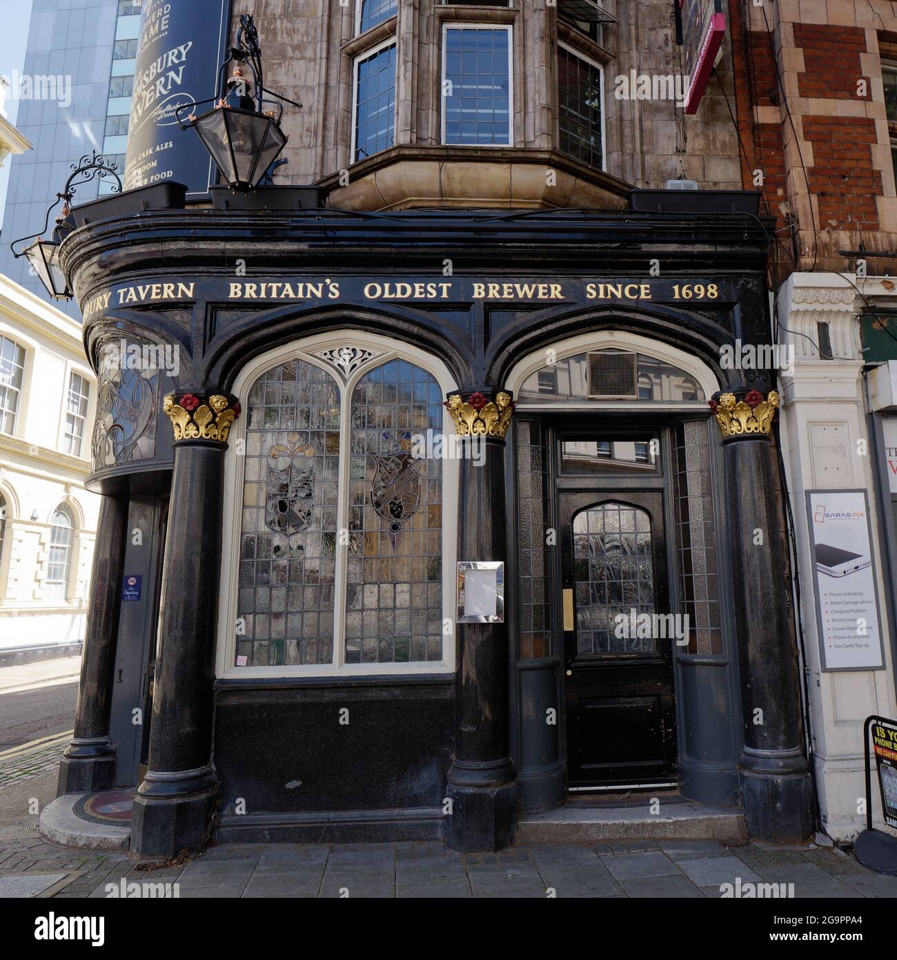 Londra, Greater London, England, luglio 17 2021: Bloomsbury Tavern, un pub ad angolo con vetrate colorate. Foto Stock