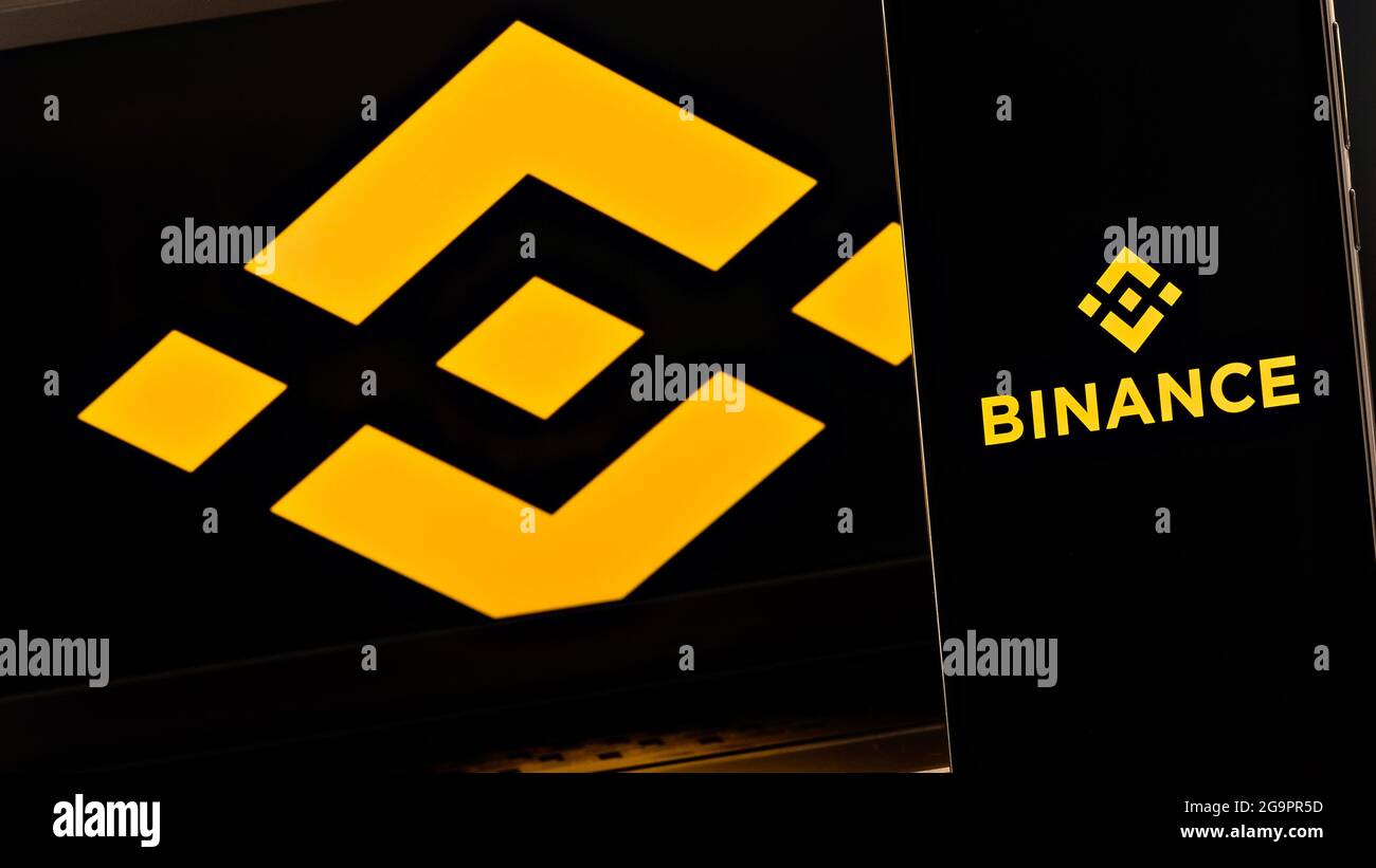 Foto editoriale sul tema Binance. Foto illustrativa per notizie su Binance - uno scambio di criptovalute e una piattaforma di trading Foto Stock