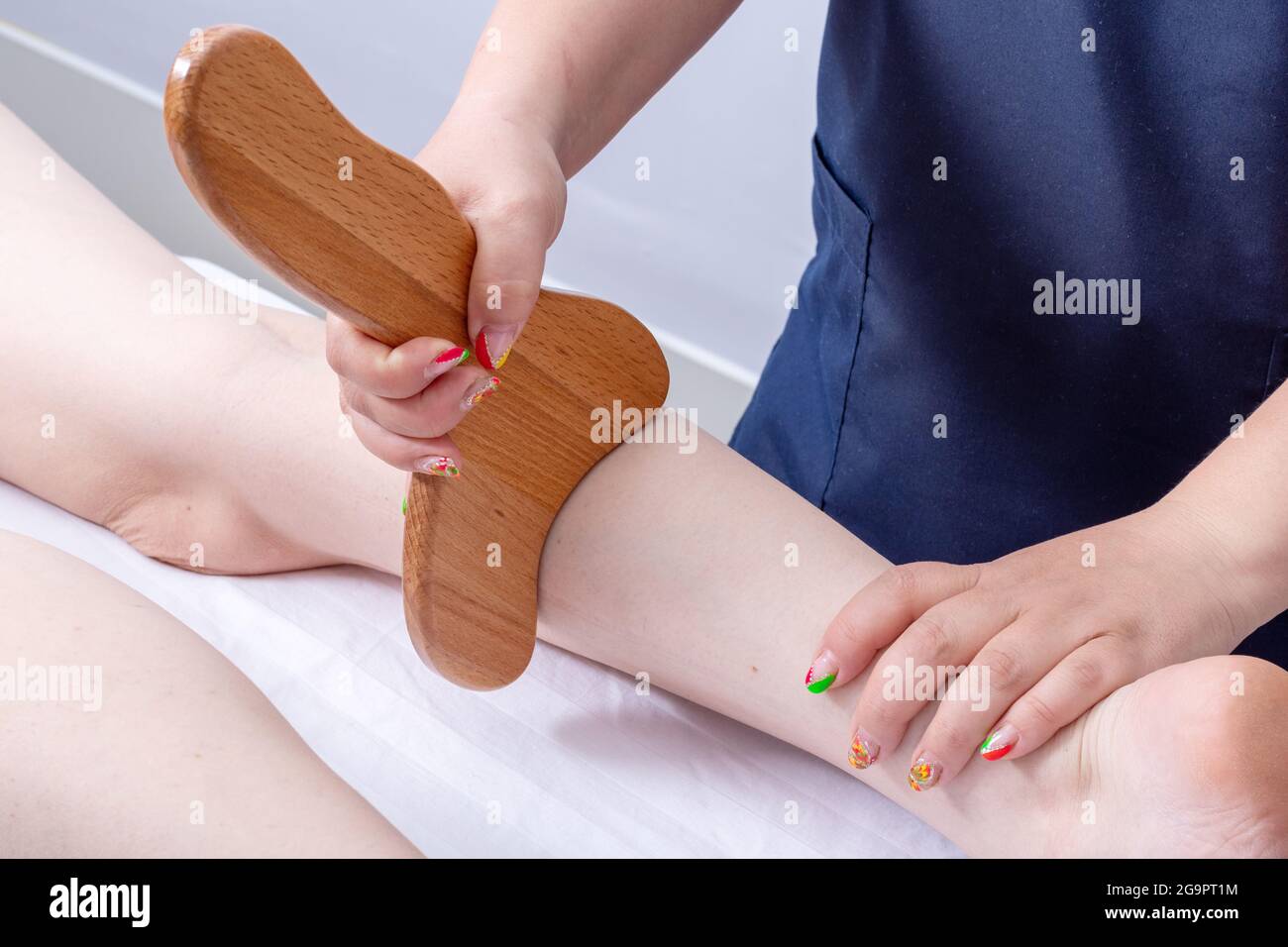 Massaggio anticellulite Madero-Therapy, massaggio linfodrenante - la  massaggiatrice massaggia il muscolo della schiena della gamba della donna  utilizzando un mas di legno Foto stock - Alamy