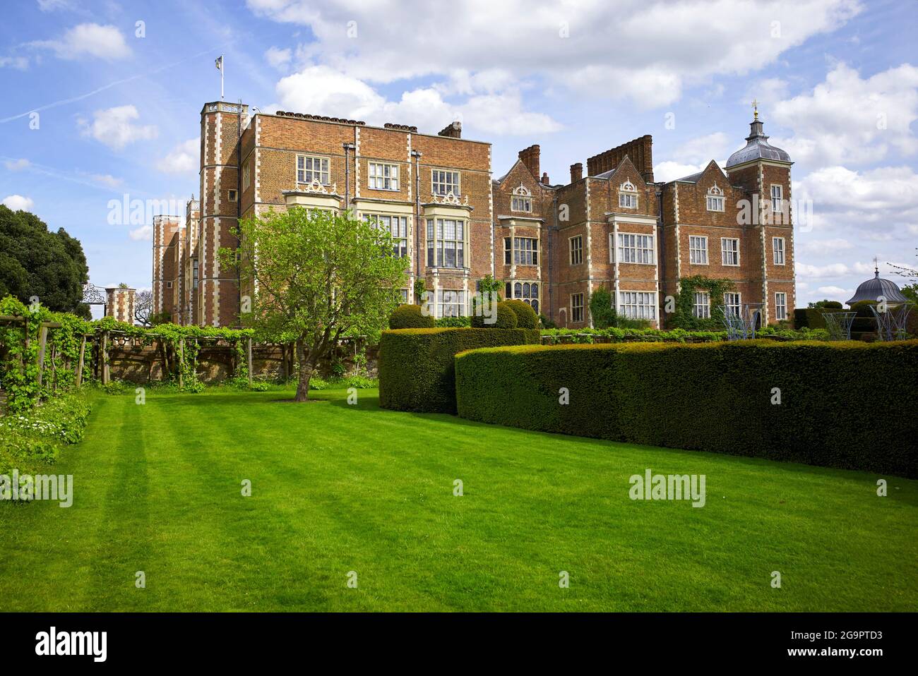 Hatfield House è una delle più belle case giacobine in Inghilterra. Si trova adiacente al Tudor Old Palace, la casa d'infanzia di Elisabetta I. Foto Stock