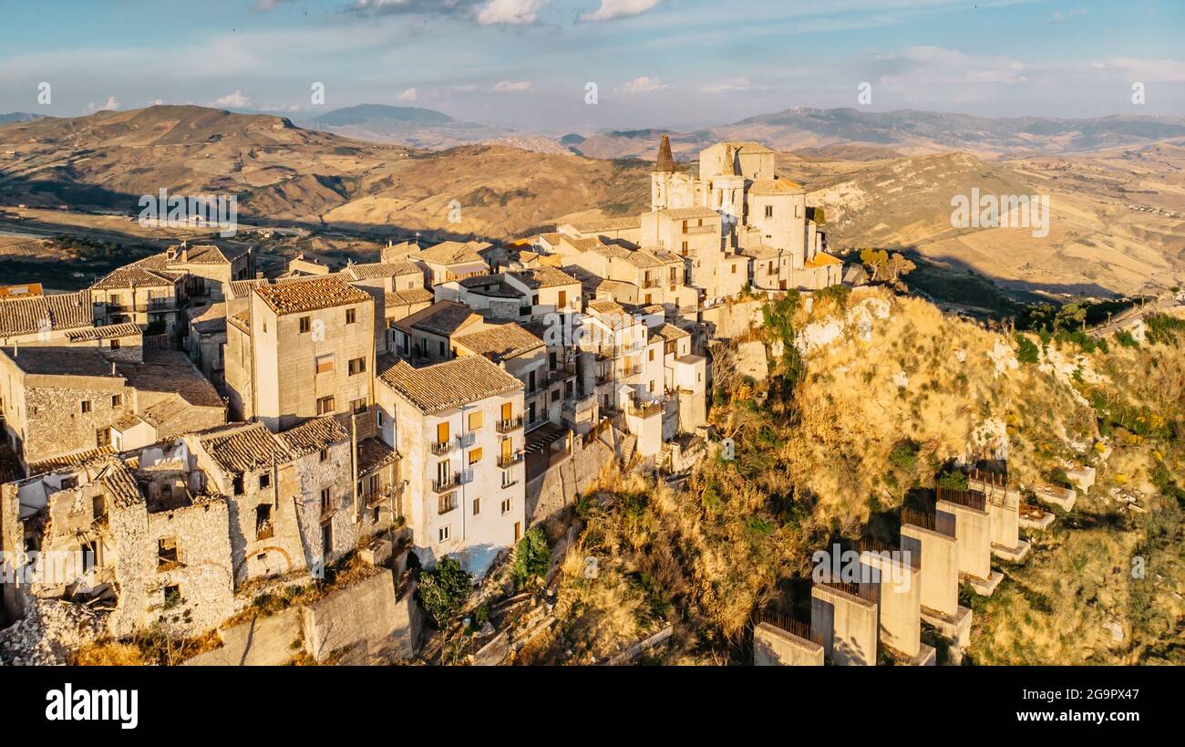 Vista aerea del borgo medievale in pietra, il più alto villaggio della catena montuosa delle Madonie, Sicilia, Italia. Chiesa di Santa Maria di Loreto al tramonto. Pittoresco Foto Stock