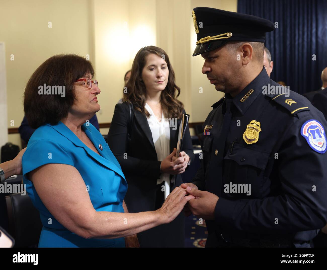 Rappresentante democratico del New Hampshire Ann McLane Kuster (L) reagisce mentre parla con Sgt. Aquilino Gonell della polizia del Campidoglio degli Stati Uniti dopo che i membri del Comitato di selezione per indagare l'attacco del 6 gennaio al Campidoglio degli Stati Uniti hanno rinnegato la loro prima udienza nel Cannon House Office Building a Capitol Hill a Washington, DC, USA, 27 luglio 2021. La commissione ascolterà le testimonianze dei membri della polizia del Campidoglio degli Stati Uniti e del Metropolitan Police Department che hanno cercato di proteggere il Campidoglio dagli insurrettisti il 06 gennaio. (Foto di Pool/Sipa USA) Foto Stock