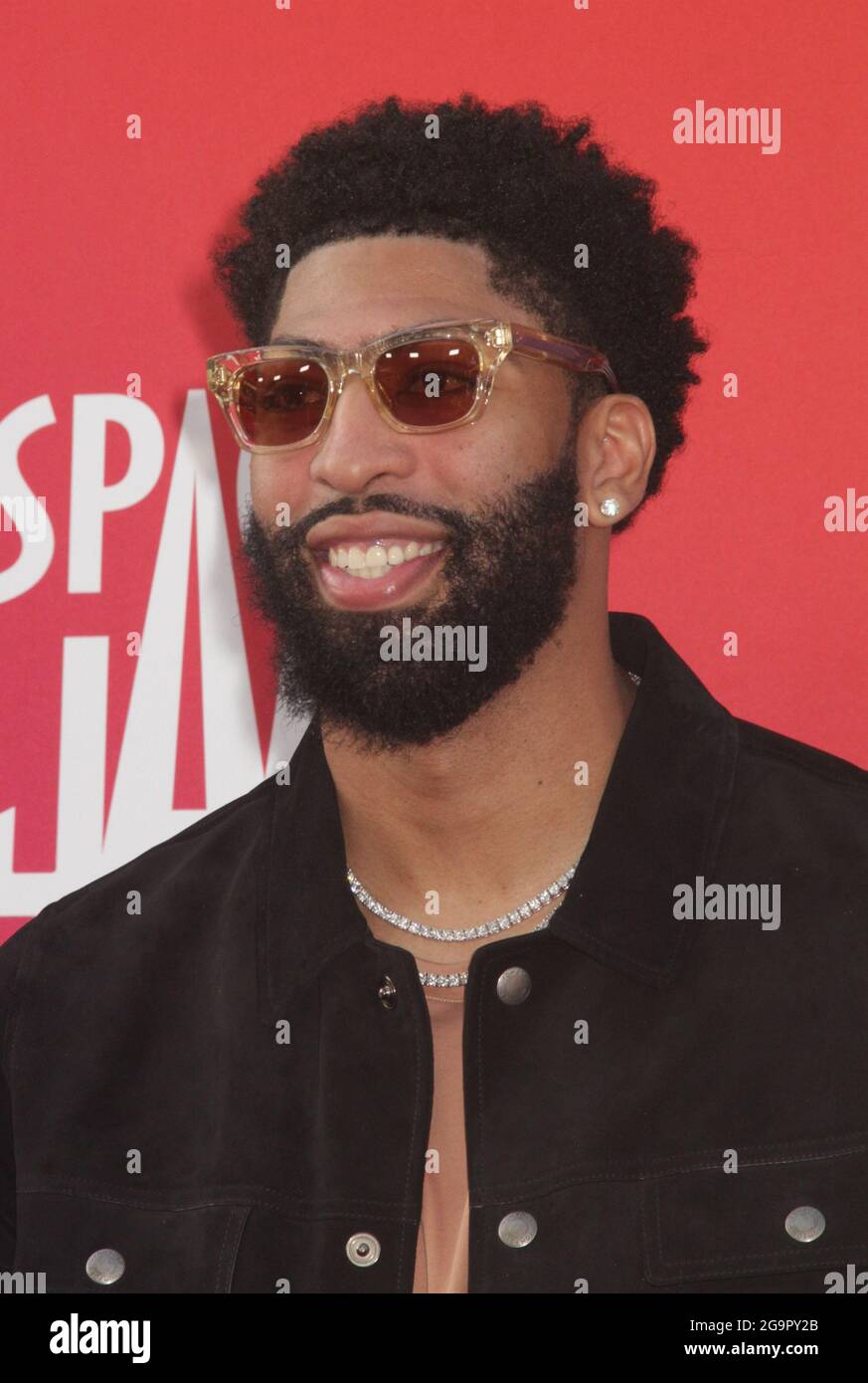 Anthony Davis 07/12/2021 la prima mondiale di "Space Jam: A New Legacy" che si tiene alla L.A. Live Regal Cinemas a Los Angeles, CA Foto di Izumi Hasegawa / HNW/PictureLux Foto Stock