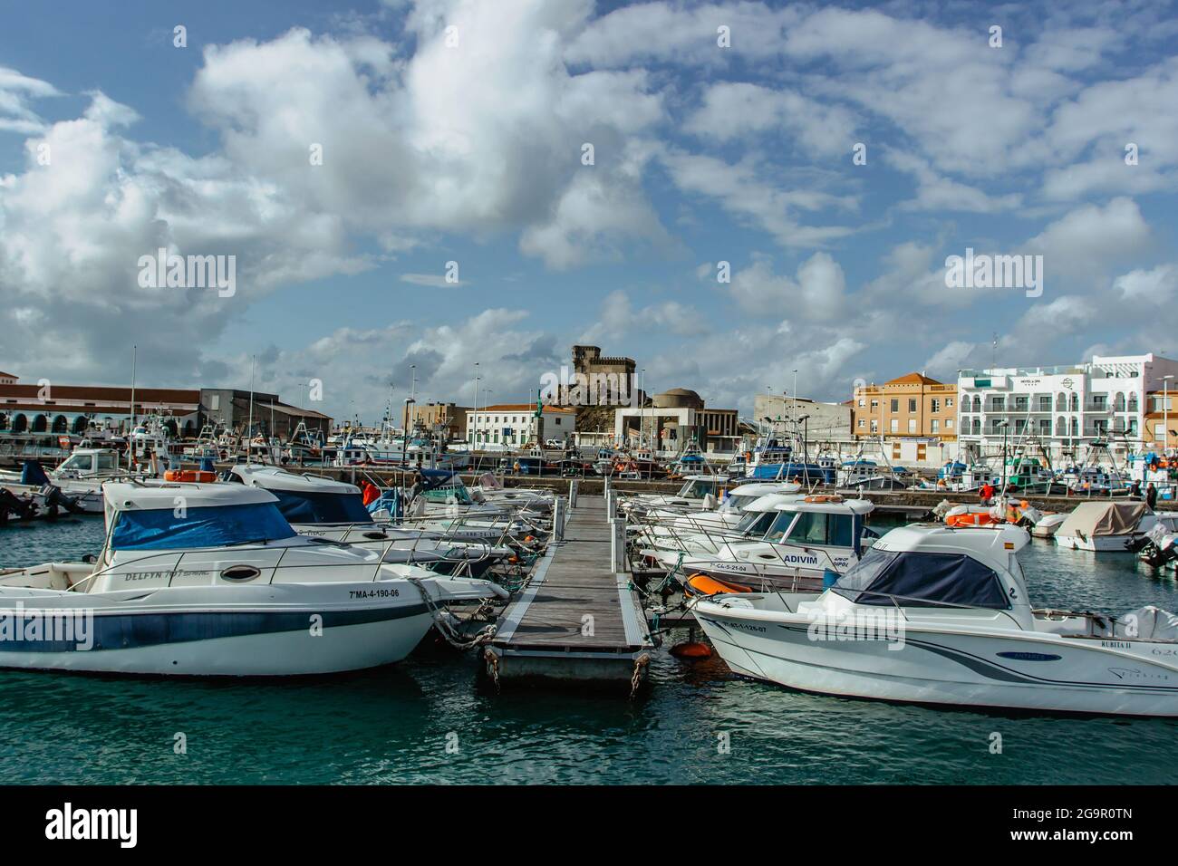 Tarifa,Spagna - Novembre 20,2018.Città nel punto più meridionale dell'Europa continentale.Vista del porto con barche da pesca e yacht.destinazione popolare Foto Stock