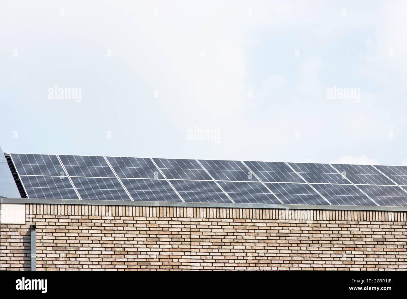 Moderno pannello solare su tetto marrone per la generazione di energia elettrica Foto Stock