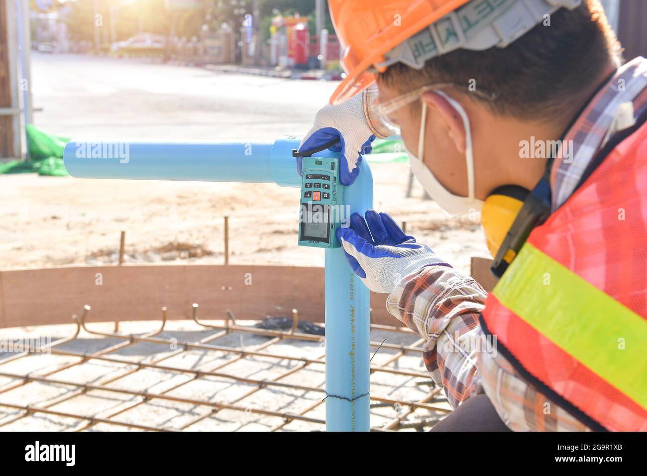 Livello di misurazione laser durante il lavoro, raggio di supporto di misurazione per addetti alla costruzione Foto Stock