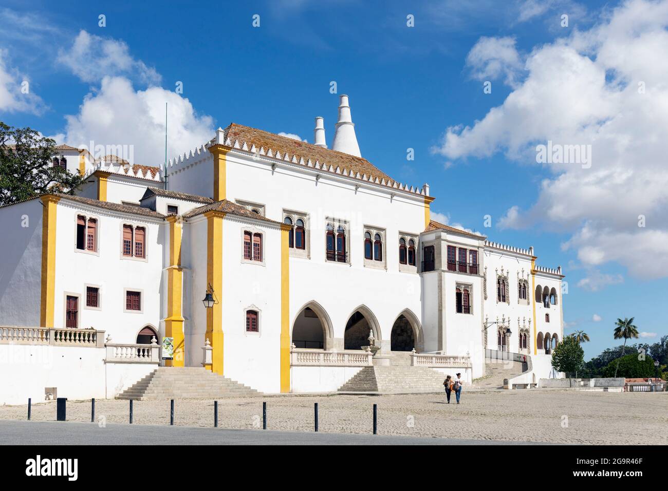Il Palazzo reale, Sintra, il quartiere di Lisbona, il Portogallo, chiamato anche il Palazzo di Sintra o il Palazzo della Città. Il palazzo, una volta residenza reale e ora Foto Stock