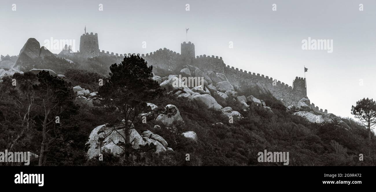 Sintra, Provincia di Lisbona, Portogallo. Castelo dos Mouros. Castello dei Mori, risalente al 8 ° o 9 ° secolo. Foto Stock