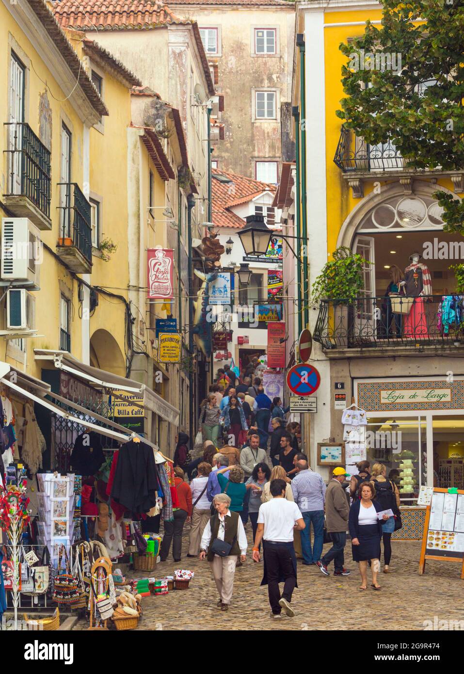 Sintra, distretto di Lisbona, Portogallo. Trafficata via dello shopping affollata di visitatori. Foto Stock