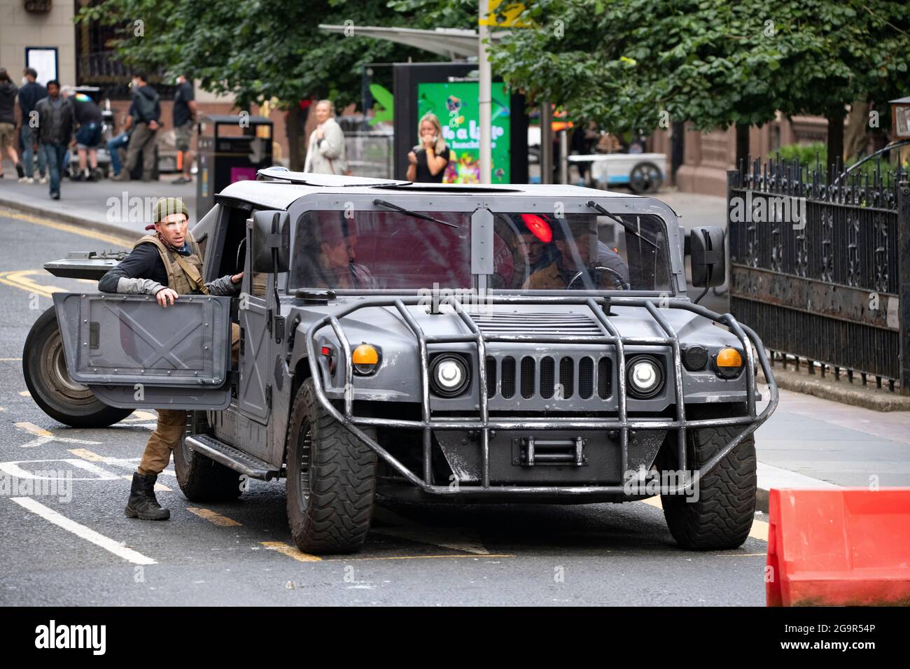 Glasgow, Scozia, Regno Unito. 27 luglio 2021. NELLA FOTO: L'Humvee sul set di film. Scene del nuovo film The Flash che mostra batman stunt doppio sul set del film nel centro di Glasgow City Centre. Il nuovo campione d'incassi di Hollywood ha scelto il Glasgow City Centre per i suoi edifici dall'aspetto americano. Credit: Colin Fisher/Alamy Live News Foto Stock