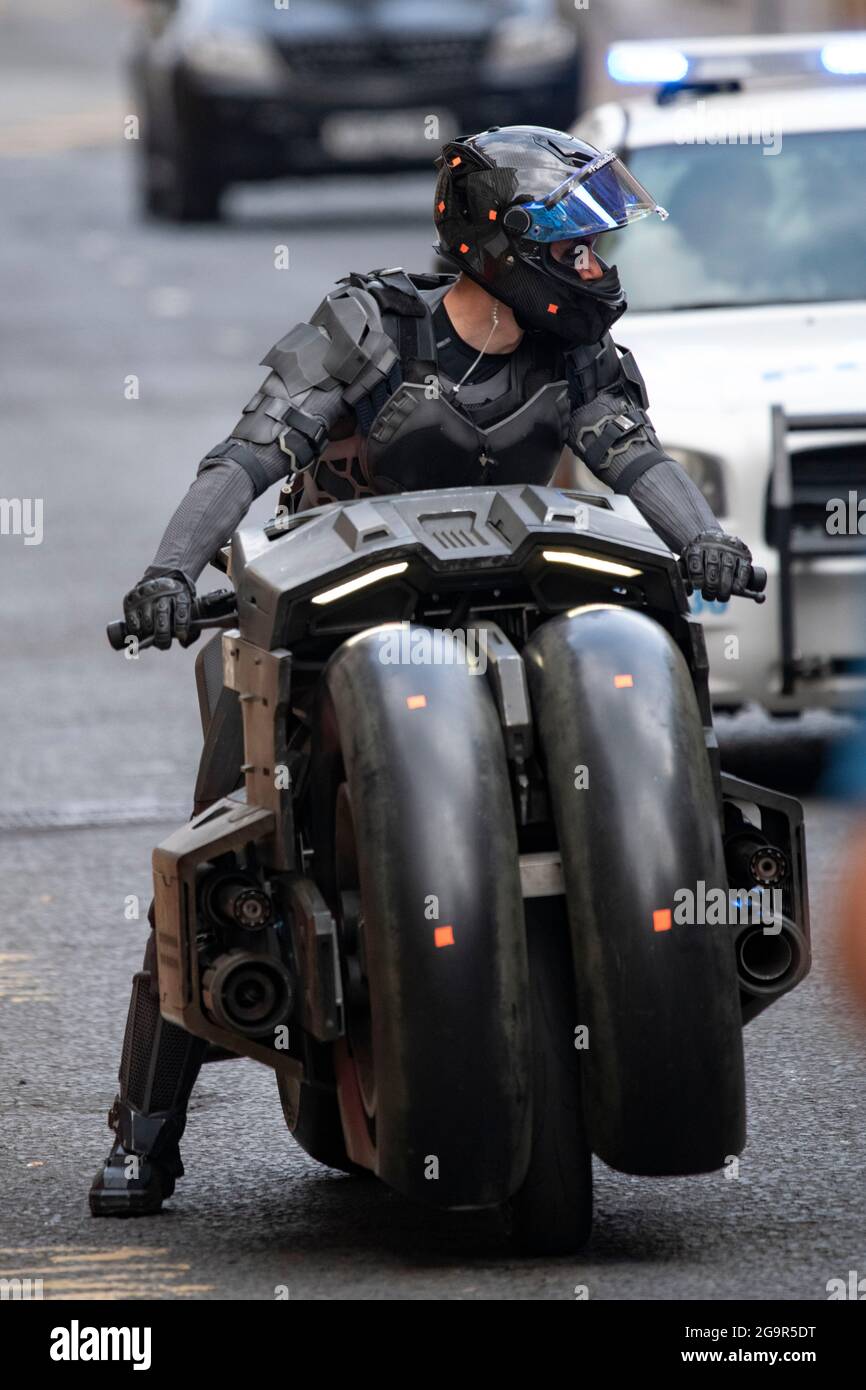 Glasgow, Scozia, Regno Unito. 27 luglio 2021. NELLA FOTO: Il Batcycle/Batblade visto con Batman stunt uomo in piedi-in cavalcare. Scene del nuovo film The Flash che mostra batman stunt doppio sul set del film nel centro di Glasgow City Centre. Il nuovo campione d'incassi di Hollywood ha scelto il Glasgow City Centre per i suoi edifici dall'aspetto americano. Credit: Colin Fisher/Alamy Live News Foto Stock