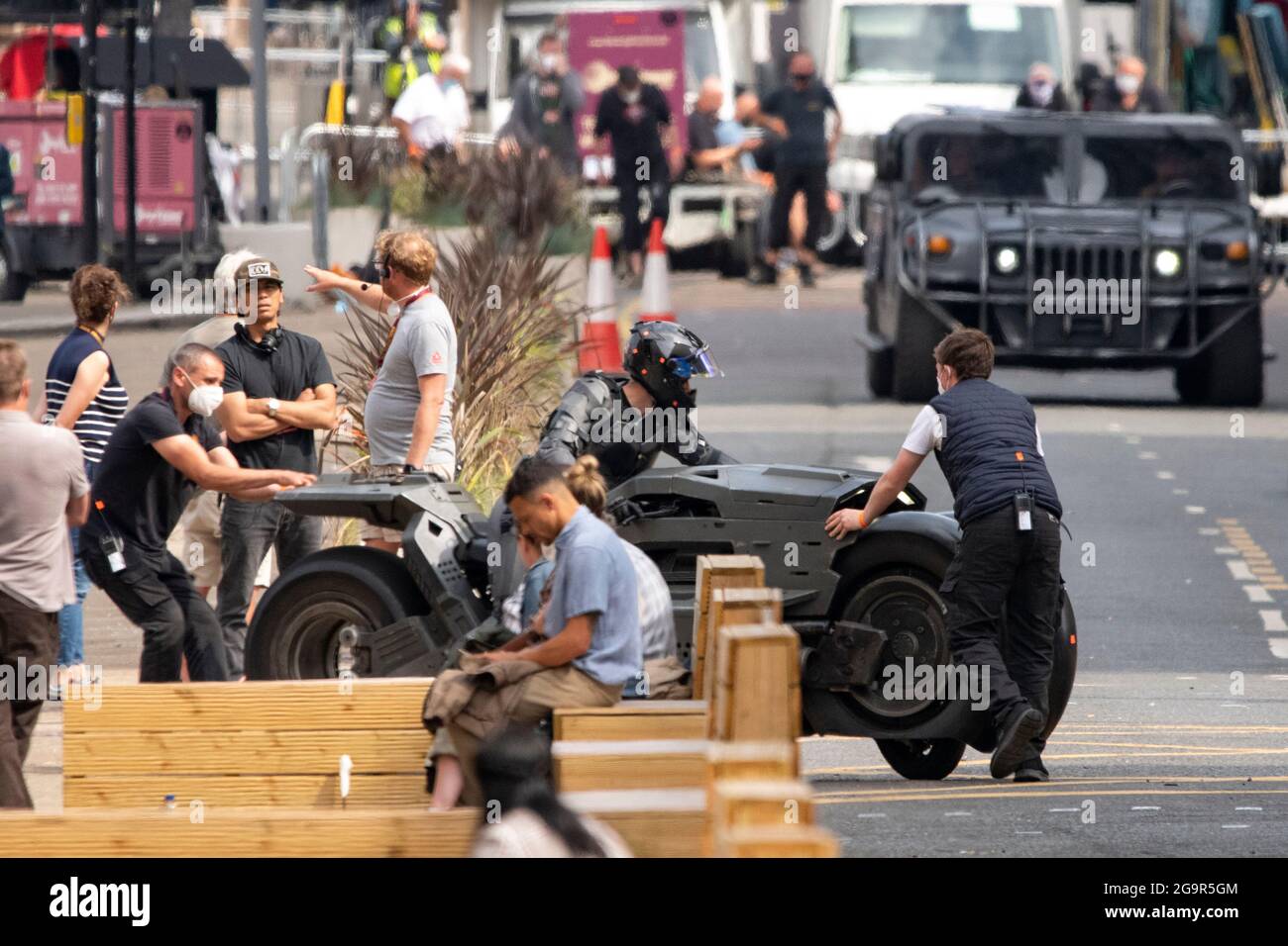 Glasgow, Scozia, Regno Unito. 27 luglio 2021. NELLA FOTO: Il Batcycle/Batblade visto con Batman stunt uomo in piedi-in cavalcare. Scene del nuovo film The Flash che mostra batman stunt doppio sul set del film nel centro di Glasgow City Centre. Il nuovo campione d'incassi di Hollywood ha scelto il Glasgow City Centre per i suoi edifici dall'aspetto americano. Credit: Colin Fisher/Alamy Live News Foto Stock