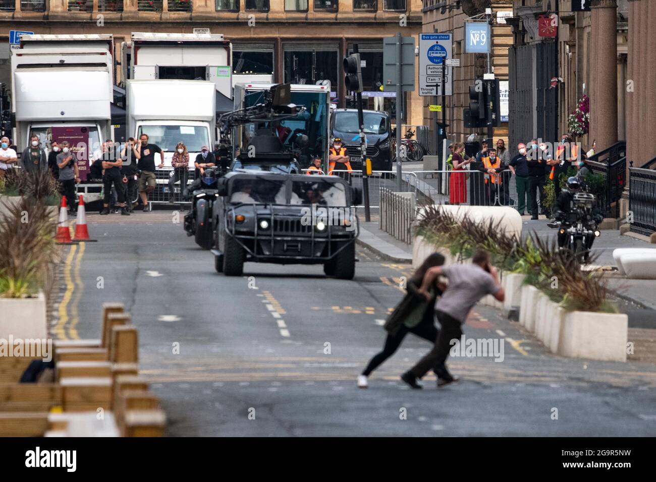 Glasgow, Scozia, Regno Unito. 27 luglio 2021. NELLA FOTO: Scene del nuovo film The Flash che mostra batman stunt double sul set del film nel centro di Glasgow City Centre. Il nuovo campione d'incassi di Hollywood ha scelto il Glasgow City Centre per i suoi edifici dall'aspetto americano. Credit: Colin Fisher/Alamy Live News Foto Stock