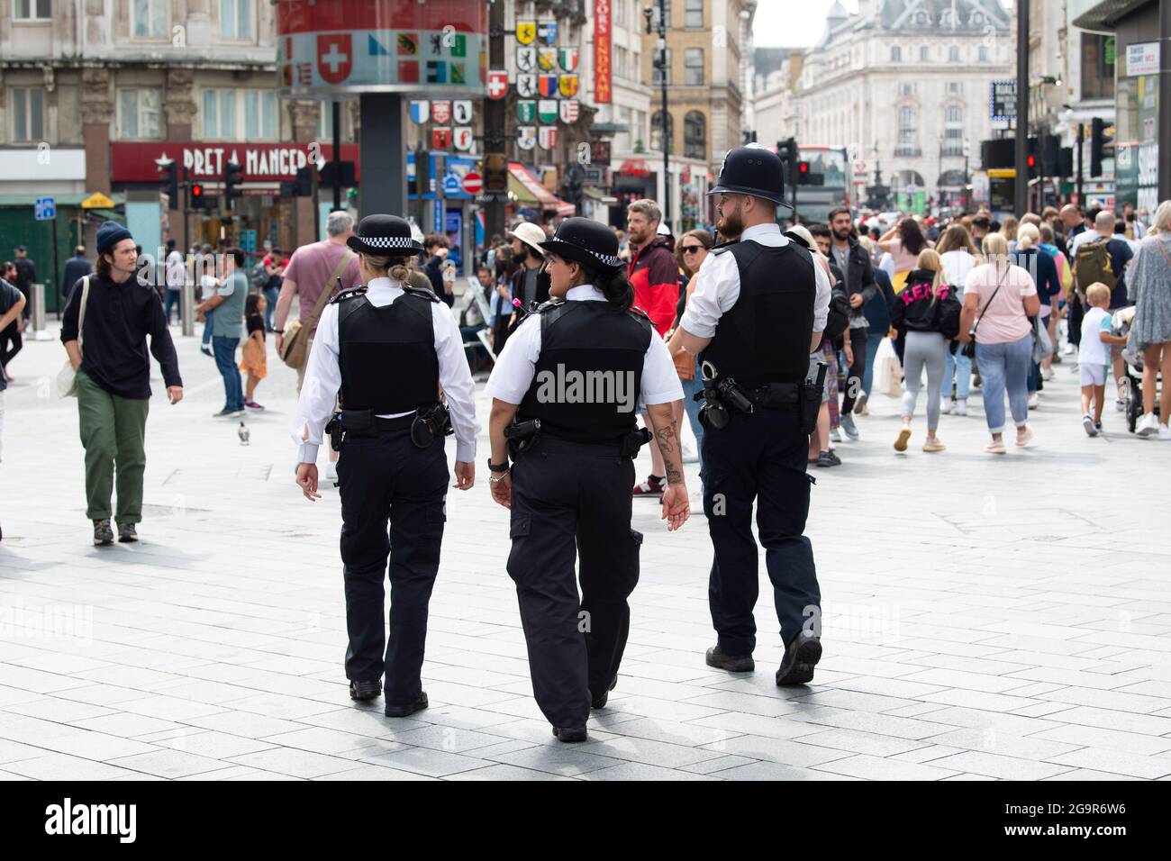 Gli agenti della polizia metropolitana pattugliano a Leicester Square, Londra. Foto Stock
