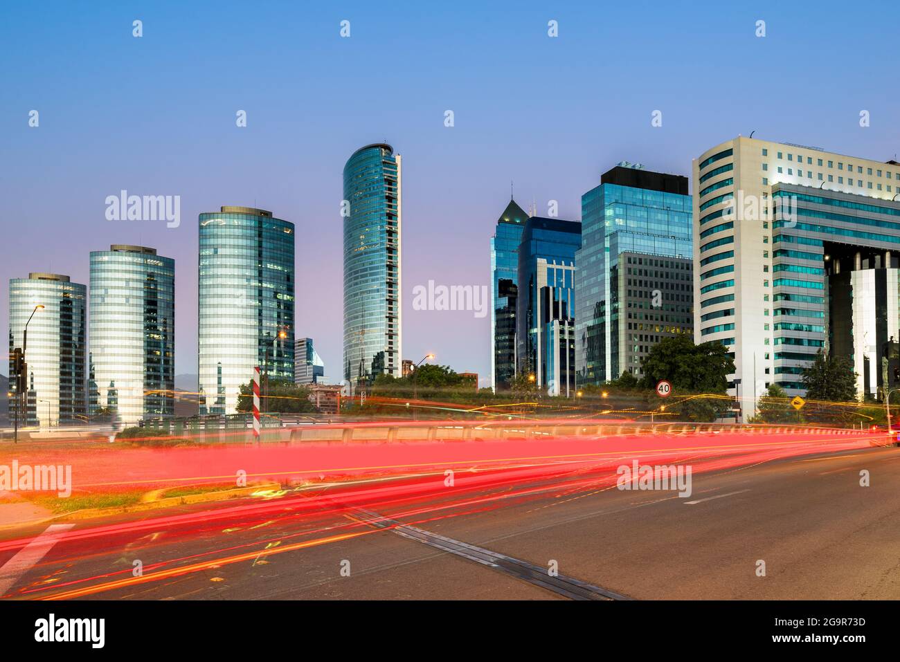 Skyline di moderni edifici per uffici nel quartiere finanziario di Santiago. Foto Stock