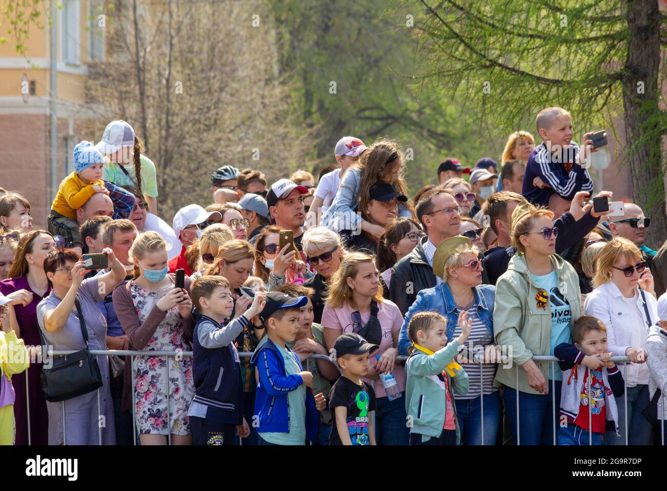 Omsk, Russia. 9 maggio 2021. Gli spettatori incontrano una colonna di truppe corazzate. Sfilata russa di attrezzature militari in onore della Giornata della Vittoria. Credito: Igor Foto Stock