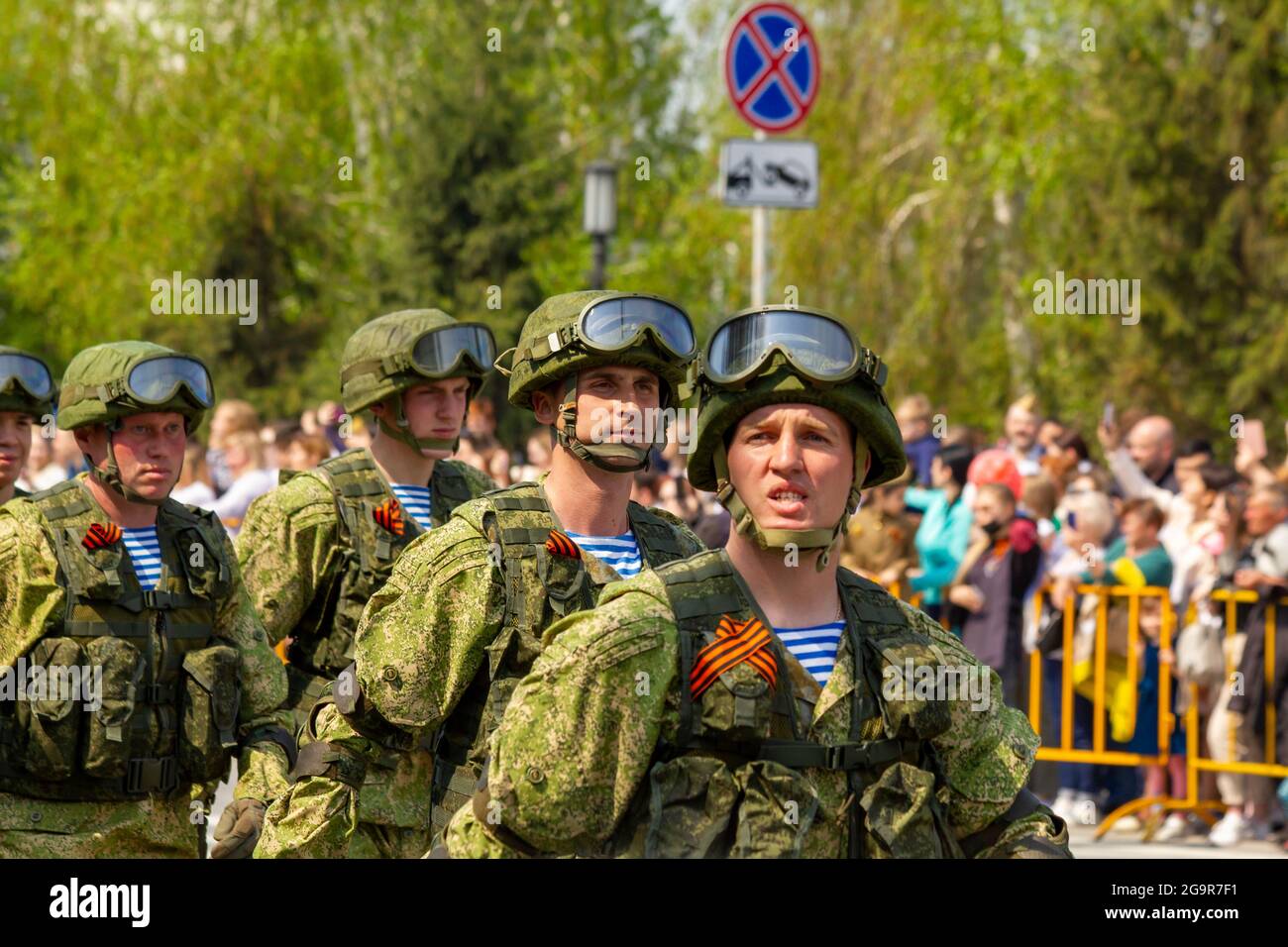 Omsk, Russia. 9 maggio 2021. I rappresentanti delle truppe aeree marciano davanti agli stand. Sfilata russa di attrezzature militari in onore della V Foto Stock