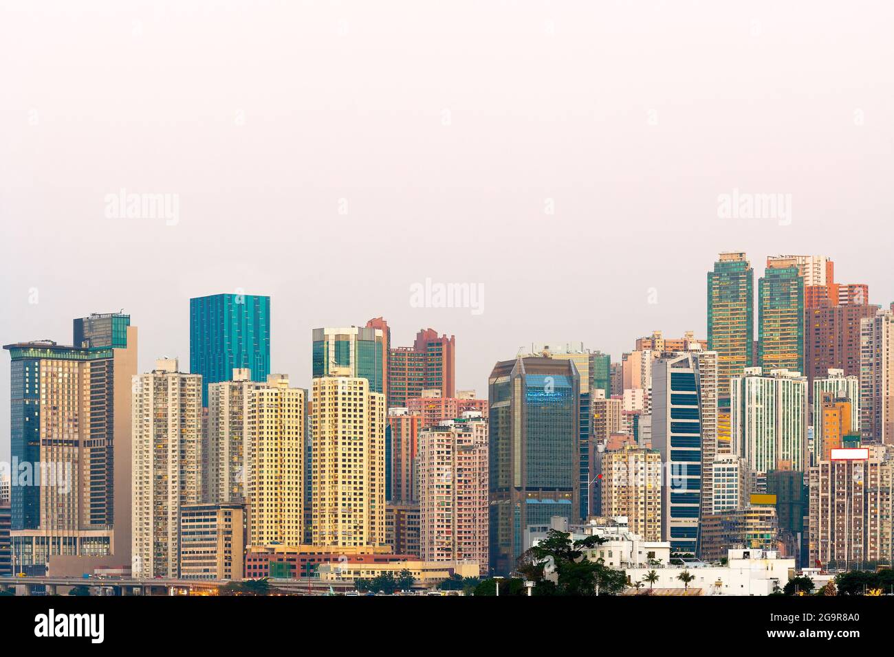 Skyline di alti grattacieli residenziali di appartamenti a Hong Kong. Foto Stock