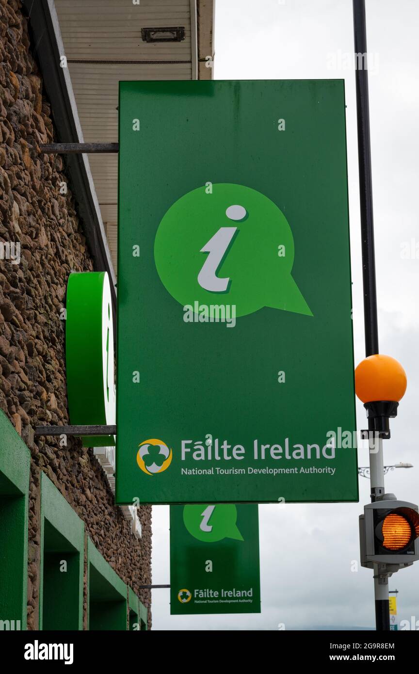 Dingle, Irlanda - 8 luglio 2021: Il segno per Failte Ireland Tourist Information in Dingle Ireland Foto Stock