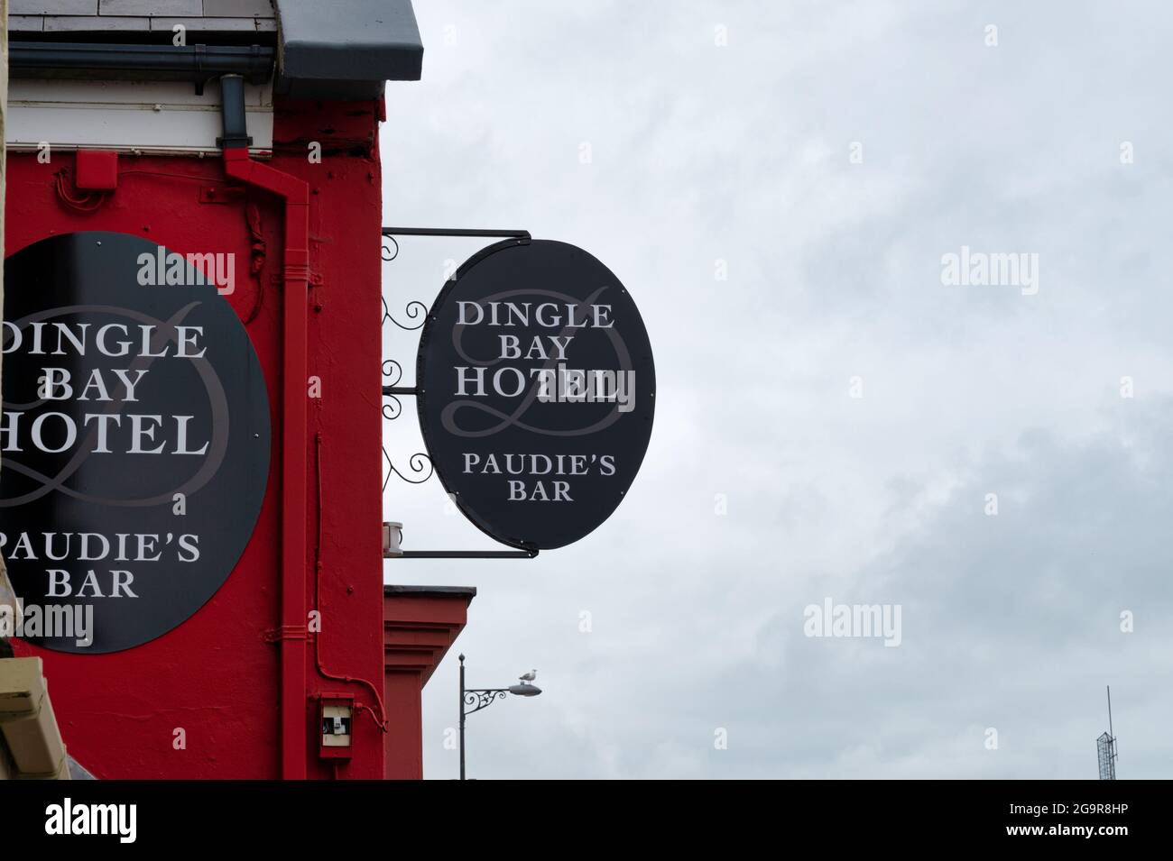 Dingle, Irlanda - 8 luglio 2021: L'insegna per il Dingle Bay Hotel in Irlanda Foto Stock