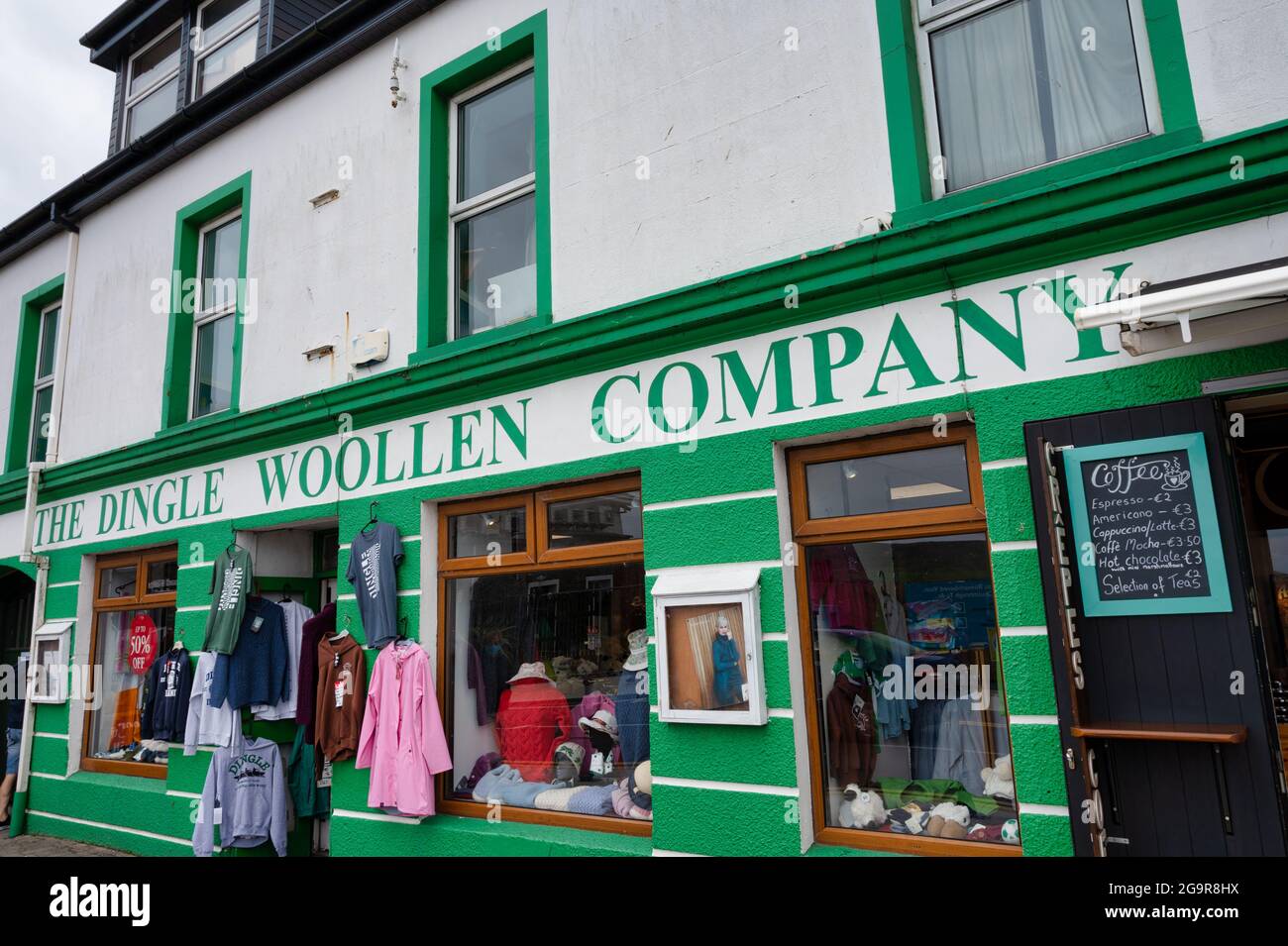 Dingle, Irlanda - 8 luglio 2021: L'insegna principale per la Dingle Woolen Company in Irlanda Foto Stock