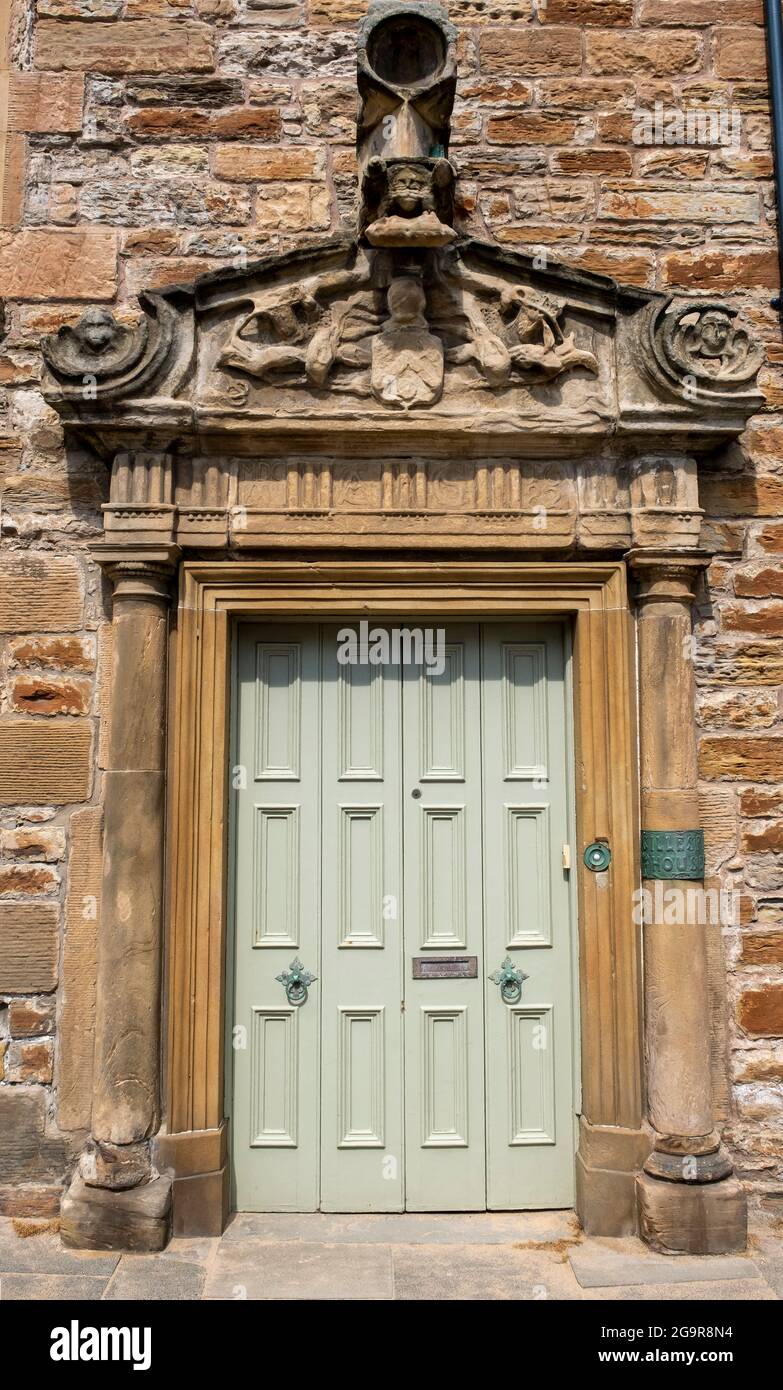 Lapidee decorative sopra una porta di Elie, Fife, Scozia. Foto Stock