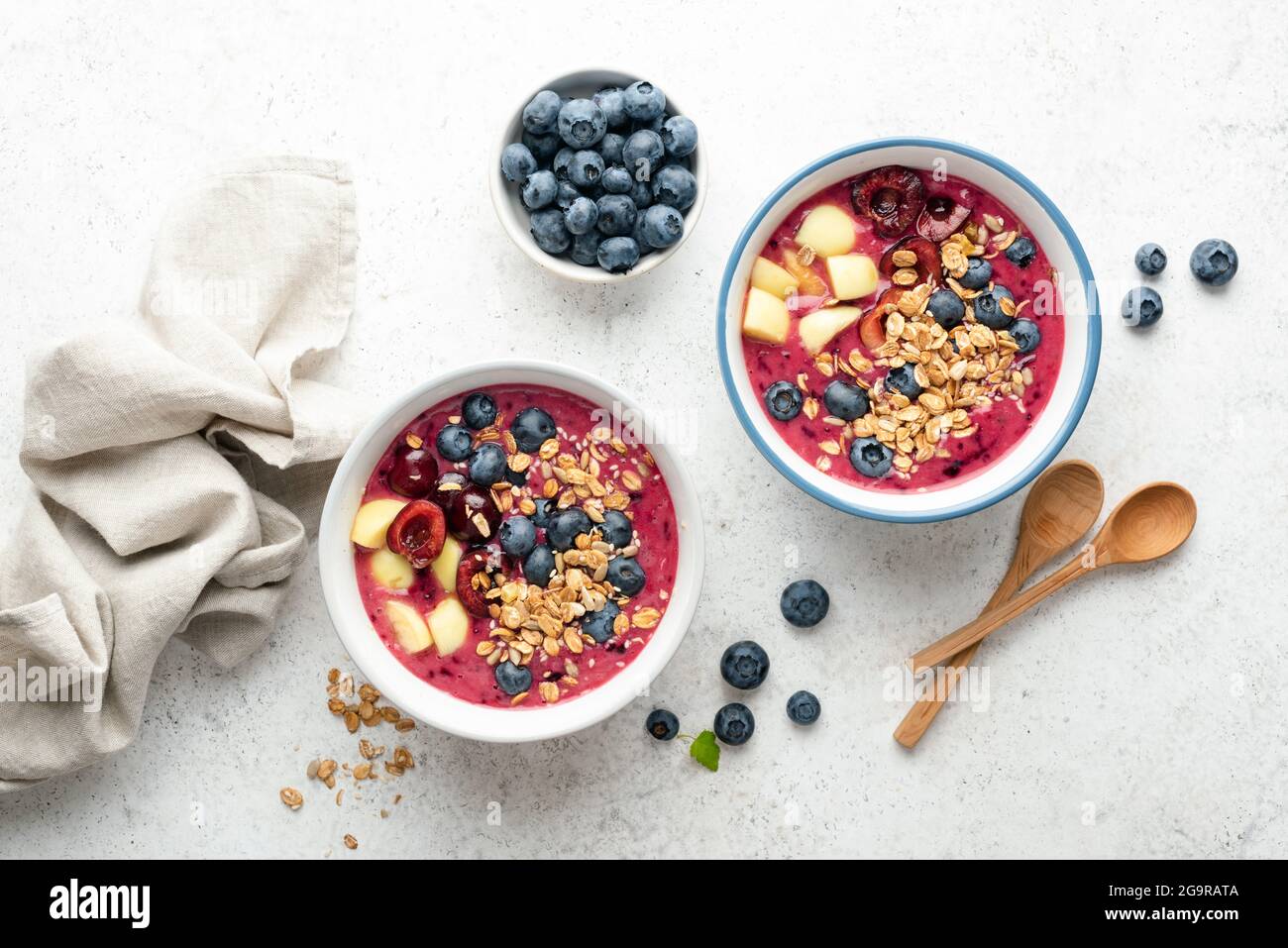 Ciotola di frullato di acai crudo con farciture di muesli di granola, frutta, bacche. Pasto vegano sano Foto Stock