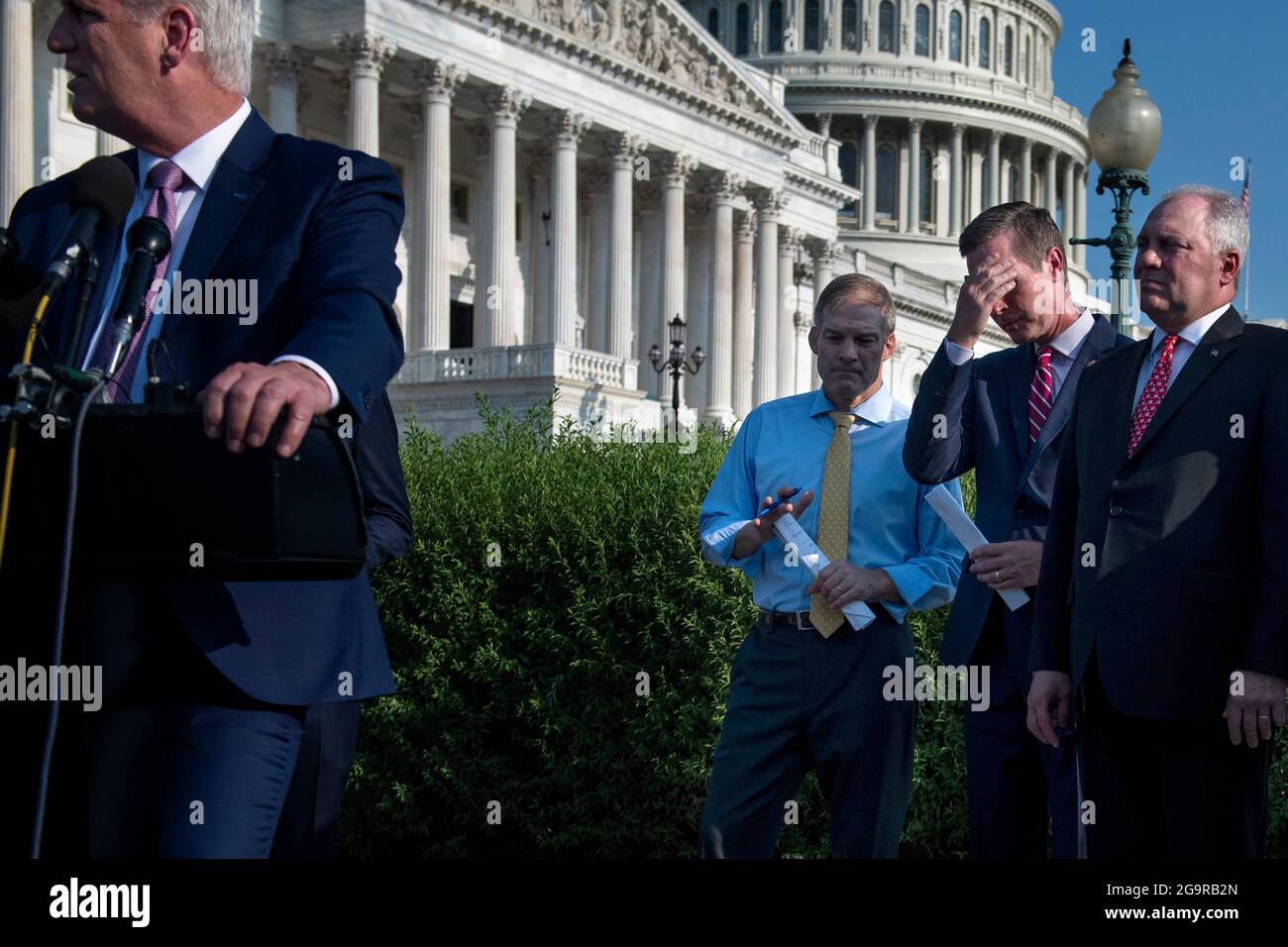 Rappresentante degli Stati Uniti Jim Jordan (repubblicano dell'Ohio), secondo da sinistra, rappresentante degli Stati Uniti Rodney Davis (repubblicano dell'Illinois), secondo da destra, E United States House Minority Whip Steve Scalise (repubblicano della Louisiana), destra, ascoltare mentre il leader della minoranza della Camera degli Stati Uniti Kevin McCarthy (repubblicano della California), sinistra, offre osservazioni durante una conferenza stampa sul Comitato di selezione 1/6 fuori del Campidoglio degli Stati Uniti a Washington, DC, martedì 27 luglio 2021. Credito: Rod Lamkey/CNP Foto Stock