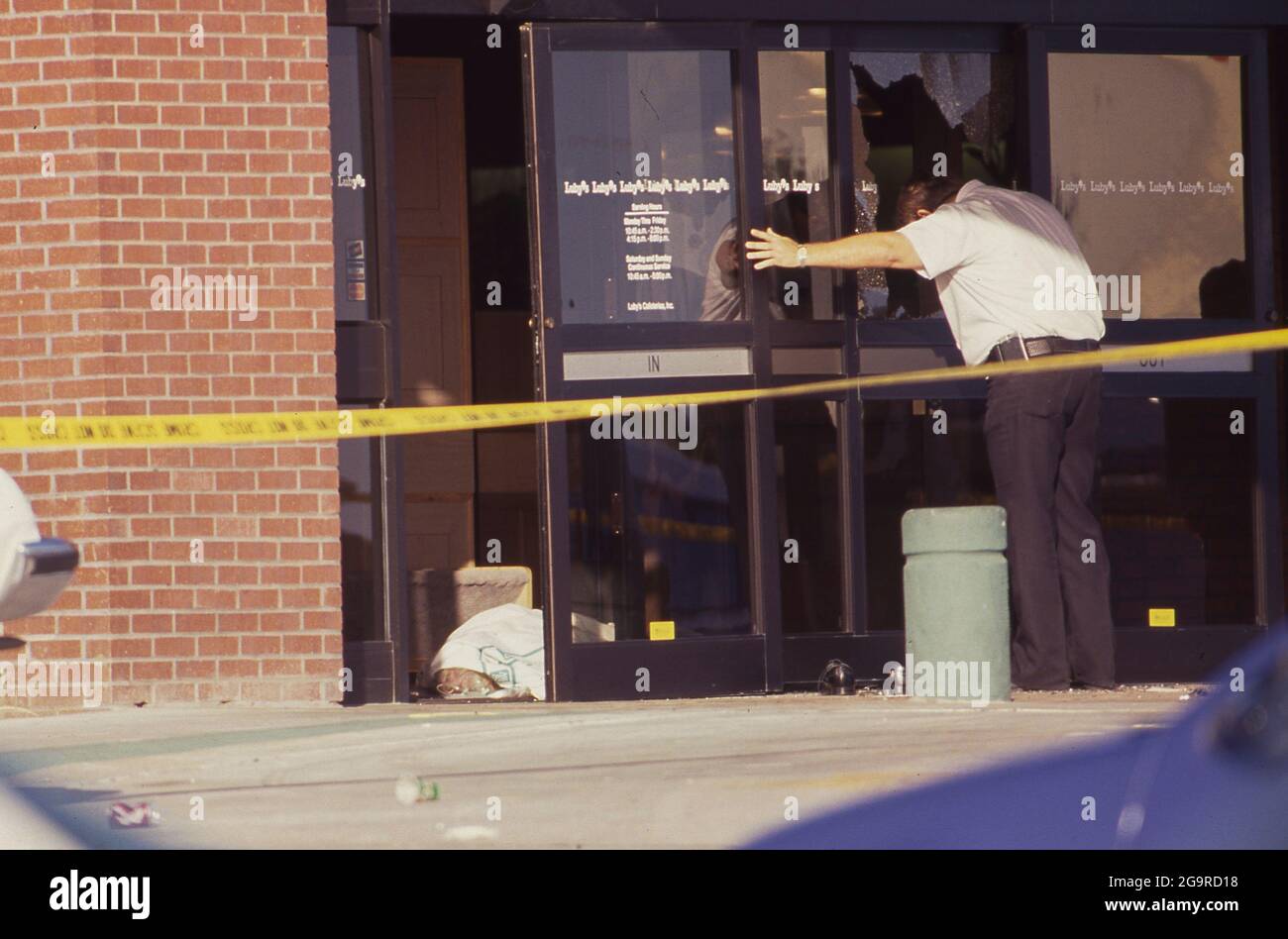 Killeen Texas USA, ottobre 16,1991: Gli investigatori della polizia lavorano nella scena criminale di una sparatoria di massa alla caffetteria di Luby a Killeen. George Hennard, un residente di Killeen di 35 anni, si schiantò nel ristorante e uccise 23 persone prima di uccidersi. ©Bob Daemmrich Foto Stock