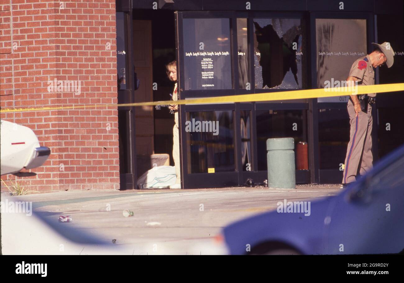 Killeen Texas USA, ottobre 16,1991: Gli investigatori della polizia lavorano nella scena criminale di una sparatoria di massa alla caffetteria di Luby a Killeen. George Hennard, un residente di Killeen di 35 anni, si schiantò nel ristorante e uccise 23 persone prima di uccidersi. ©Bob Daemmrich Foto Stock