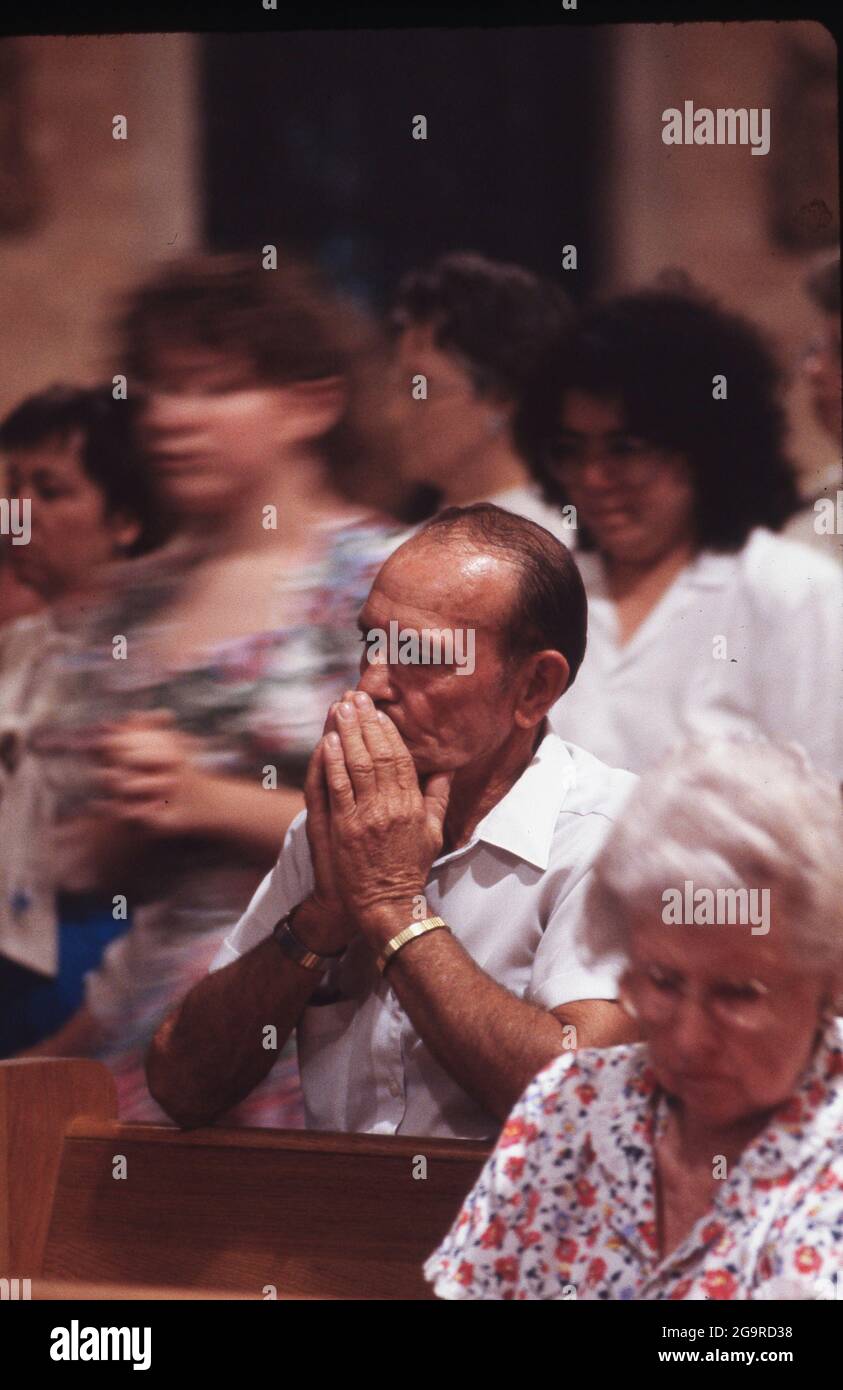 Killeen Texas USA, ottobre 1991: I Mourners partecipano ad un servizio commemorativo per le vittime di una sparatoria di massa presso la Luby's Cafeteria di Killeen, il 16 ottobre. George Hennard, un residente di Killeen di 35 anni, si schiantò nel ristorante e uccise 23 persone prima di uccidersi. ©Bob Daemmrich Foto Stock