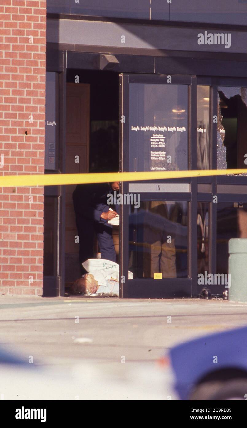 Killeen Texas USA, ottobre 16,1991: Gli investigatori della polizia lavorano nella scena criminale di una sparatoria di massa alla caffetteria di Luby a Killeen. George Hennard, un residente di Killeen di 35 anni, si schiantò nel ristorante e uccise 23 persone prima di uccidersi. ©Bob Daemmrich Foto Stock