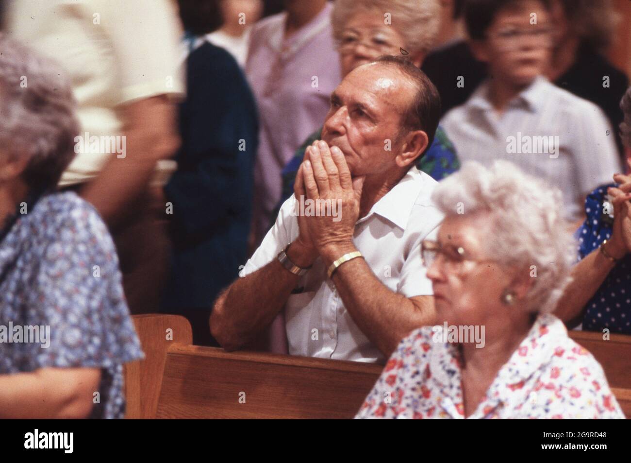 Killeen Texas USA, 1991 ottobre: I lutto partecipano al servizio commemorativo per le vittime di una messa a fuoco alla caffetteria di Luby a Killeen. Foto Stock