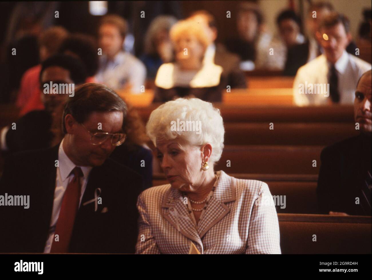 Killeen Texas USA, ottobre 1991: Il governatore del Texas Ann Richards partecipa a un servizio commemorativo per le vittime di una sparatoria di massa alla caffetteria di Lusy a Killeen, il 16 ottobre. George Hennard, un residente di Killeen di 35 anni, si schiantò nel ristorante e uccise 23 persone prima di uccidersi. ©Bob Daemmrich Foto Stock