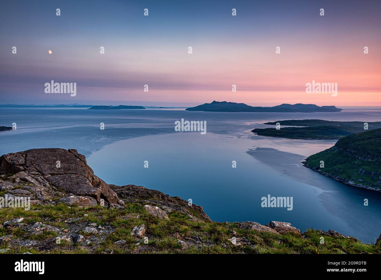 Tramonto sull'isola di Rum, è una delle piccole isole delle Ebridi interne al largo della costa occidentale della Scozia Foto Stock