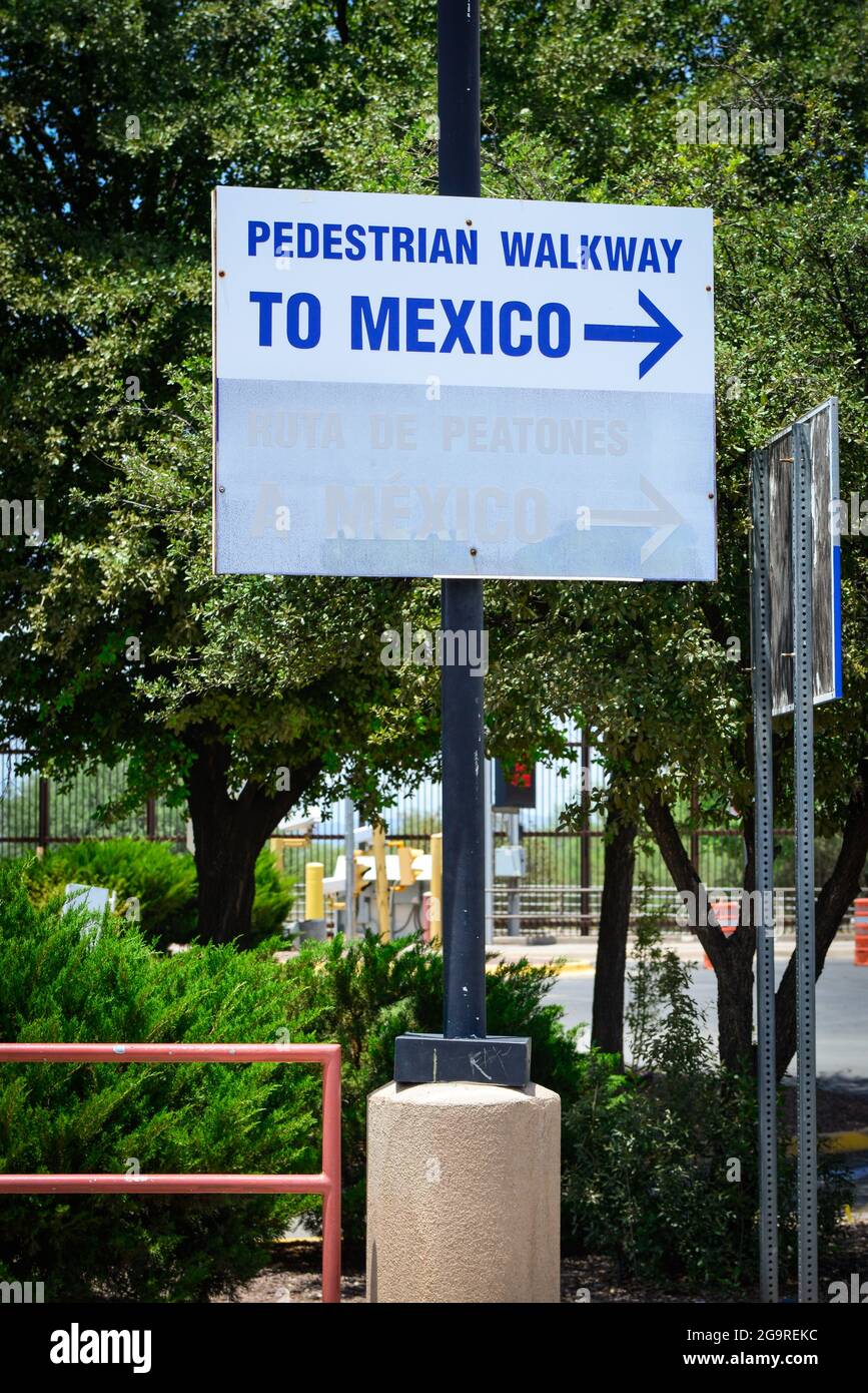Un cartello bianco con scritta blu e freccia recita "pedone Walkway to Mexico", al confine tra USA e Messico a Douglas, Arizona Foto Stock