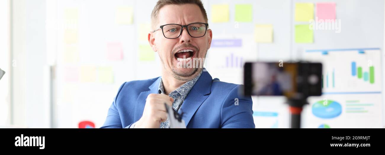 Il blogger dell'uomo d'affari conduce la formazione remota sullo sviluppo di affari Foto Stock