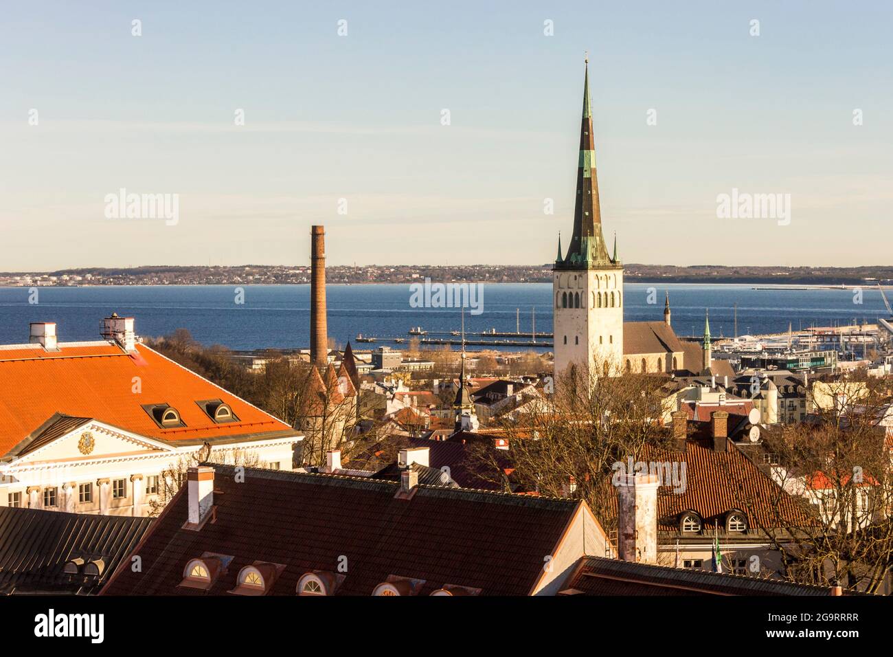Tallinn, Estonia. Vista aerea al tramonto della Città Vecchia con la Chiesa di Sant'OLAF e le torri. Un sito Patrimonio dell'Umanità Foto Stock