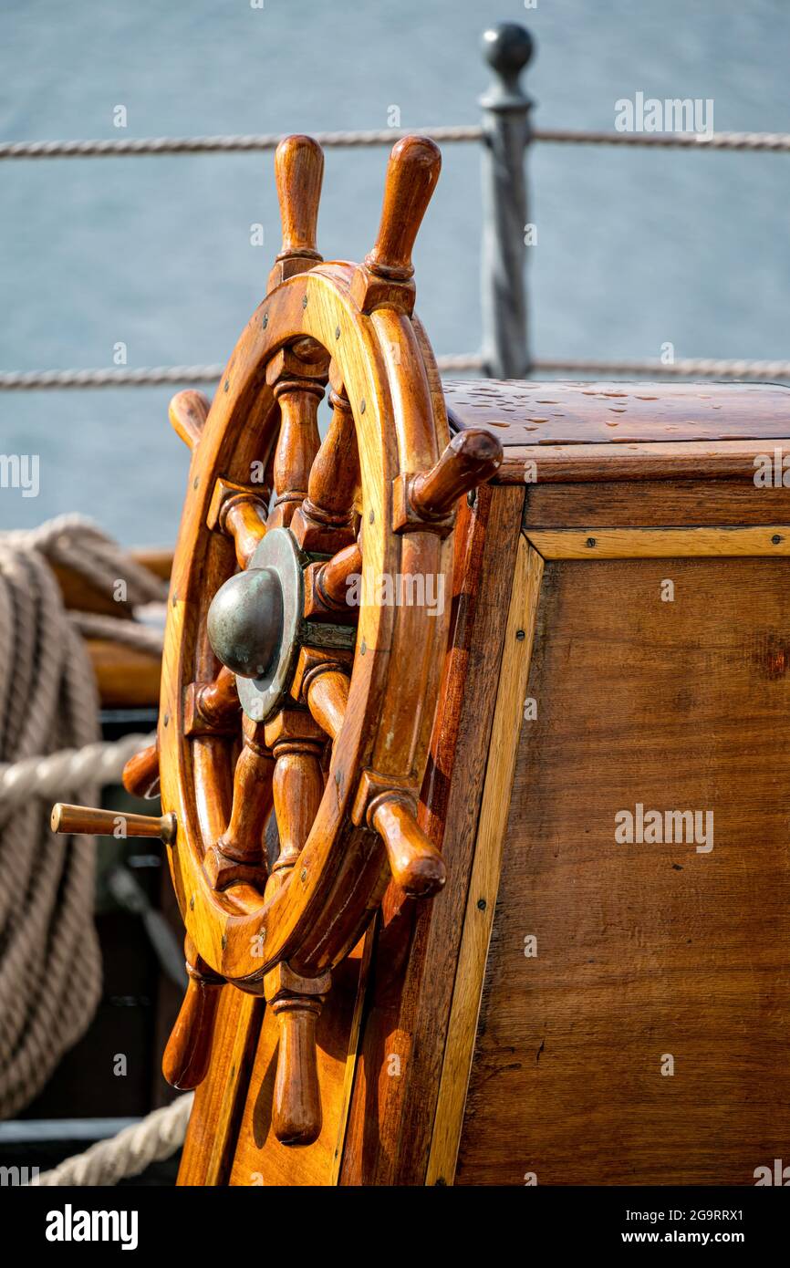ruota di legno di una nave alta Foto Stock