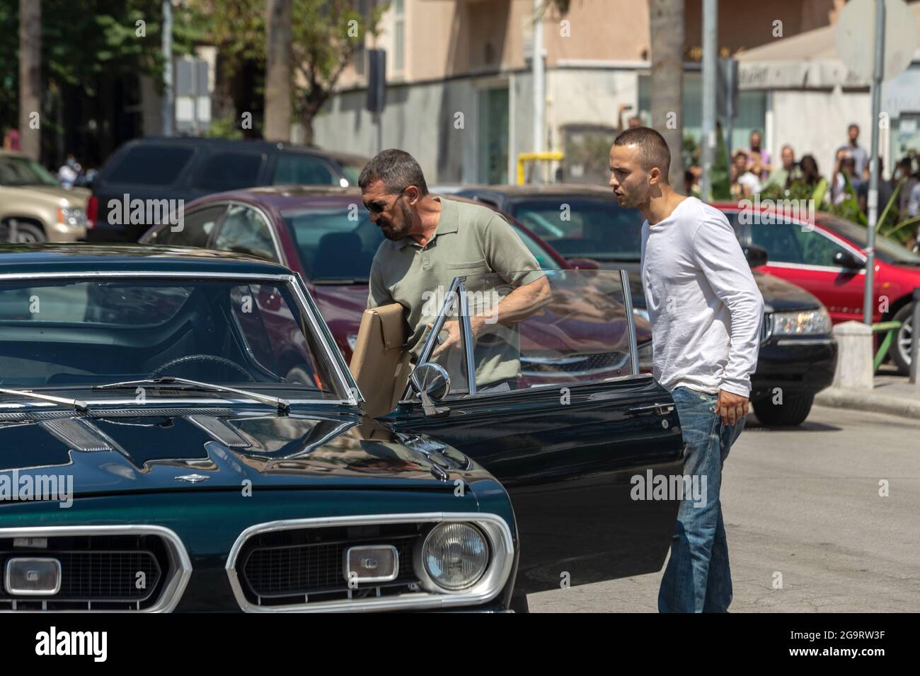 Salonicco, Grecia - 3 luglio 2021. Attore spagnolo, Antonio Banderas (C), durante le riprese del thriller d'azione, l'Enforcer, per le strade di T. Foto Stock