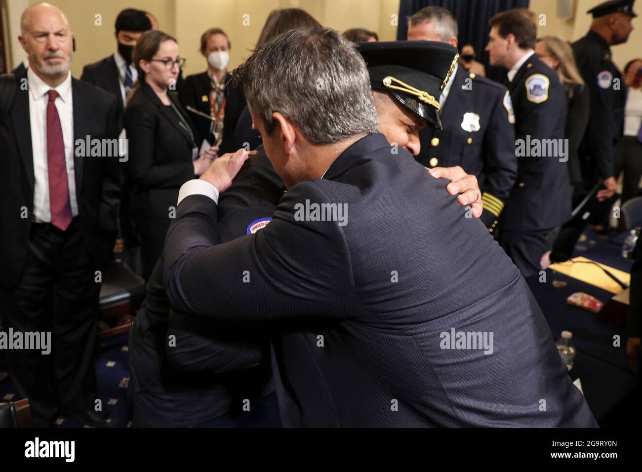 United States Capitol Police Sgt. Aquilino Gonell è abbracciato dal rappresentante americano Adam Kinzinger (Repubblicano dell'Illinois) in seguito all'indagine della House Select Committee sull'attacco del 6 gennaio al Campidoglio degli Stati Uniti il 27 luglio 2021 presso il Cannon House Office Building di Washington, DC. Credito: Oliver Contreras/Pool via CNP Foto Stock