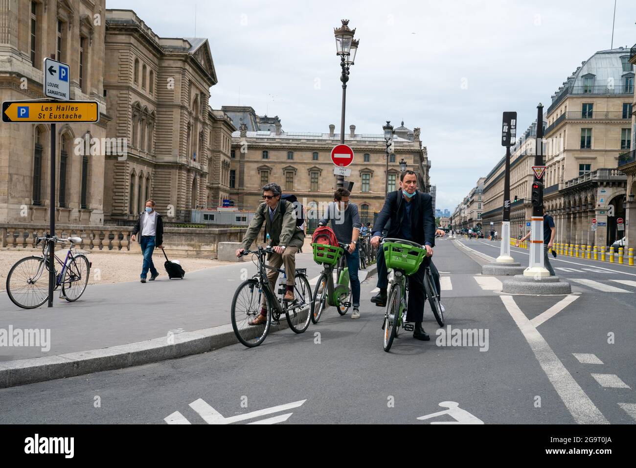 Persone e luoghi parigini casuali non identificati nelle strade di Parigi Foto Stock