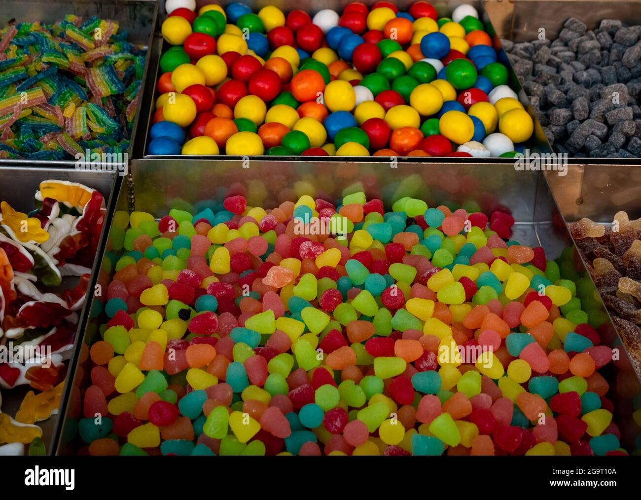 Vari tipi di caramelle colorate con diversi sapori in vendita presso un  banco di mercato Foto stock - Alamy