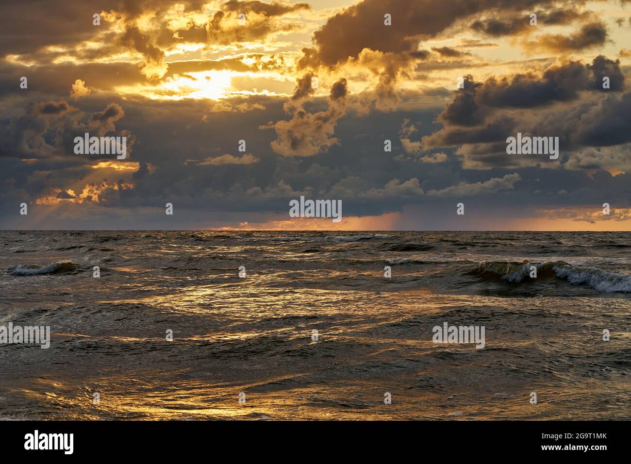EPIC cielo scuro tramonto sopra la riva del mare dopo la tempesta. Foto Stock