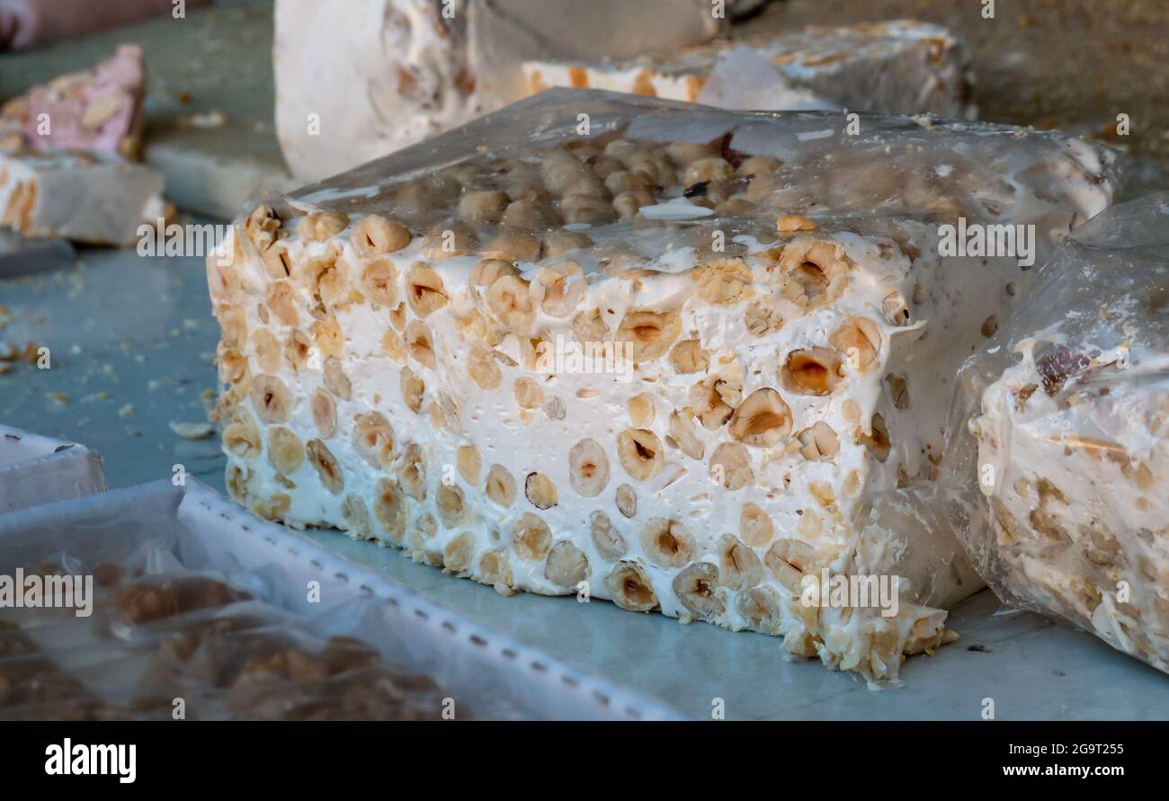 Primo piano del torrone classico con mandorle alla nocciola e miele italiano della regione sarda Foto Stock