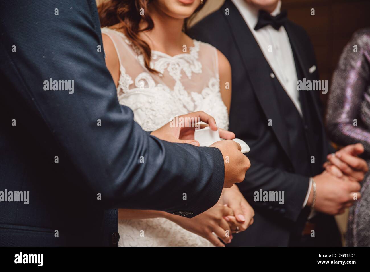 miglior uomo che tiene gli anelli di nozze il giorno di nozze Foto Stock