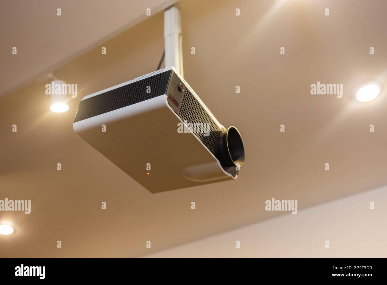 Un proiettore bianco a soffitto in interni Foto stock - Alamy