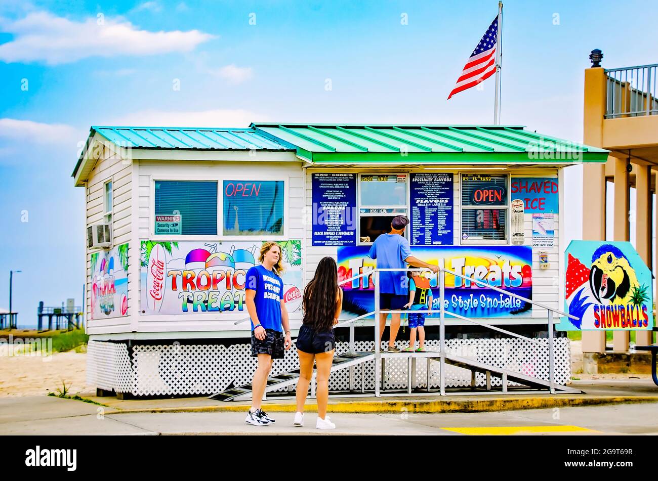 I clienti aspettano in fila allo stand Tropical Treats Snow Cone, 24 luglio 2021, a Long Beach, Mississippi. Foto Stock