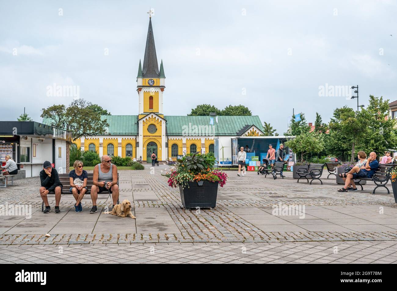 La piazza principale e la chiesa nel centro della città di Borgholm sull'isola svedese del Mar Baltico Öland. Foto Stock
