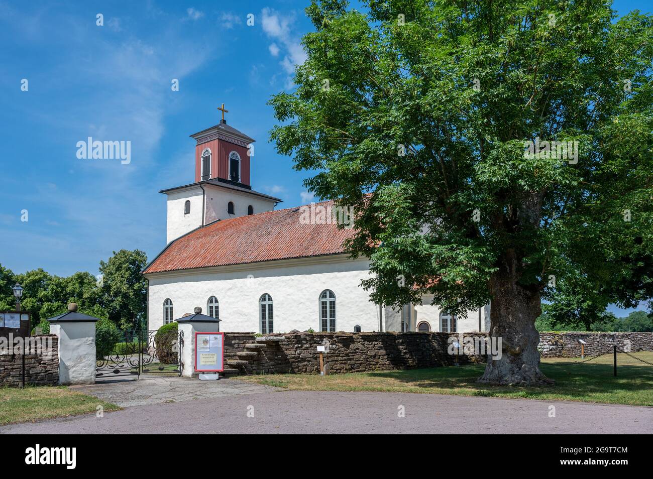 Glömminge chiesa nella campagna dell'isola svedese del Mar Baltico Öland. Le parti più antiche risalgono al XII secolo. Foto Stock